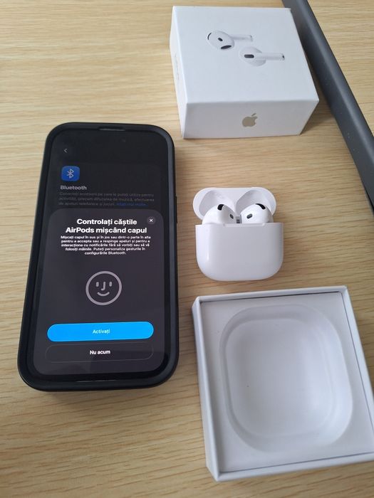 AirPods 4 cu Noise Cancelling