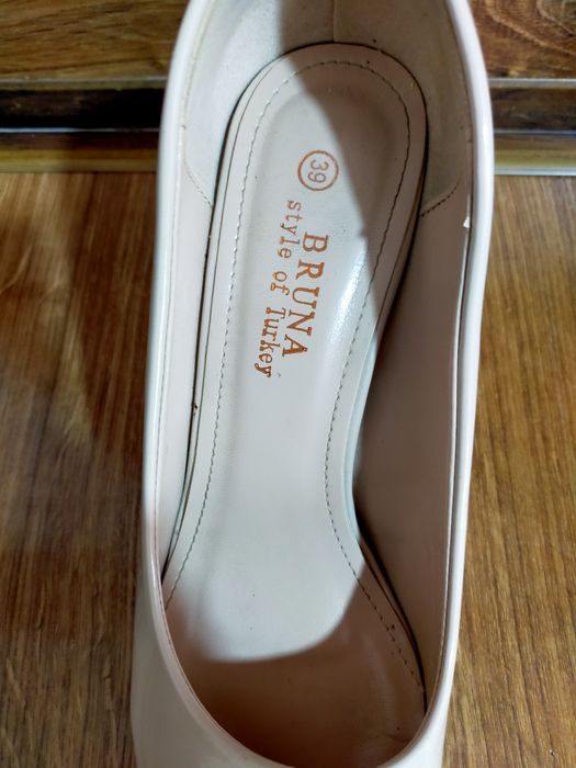 Женские бежевые лакированные туфли