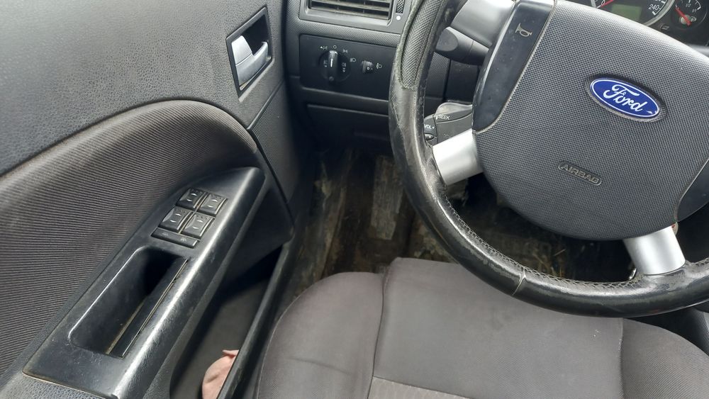 Vand sau schimb FORD MONDEO (urgent )