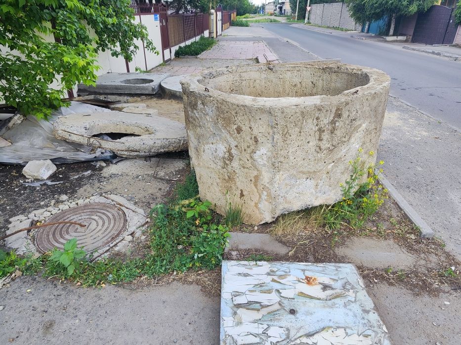 Продам бетонное кольцо с крышкой