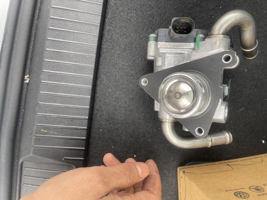 Supapa EGR Volkswagen Passat B8 (2014-2019) cod 04L131501 AD
