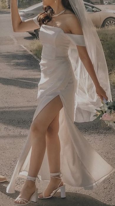 Продаю платье атласное