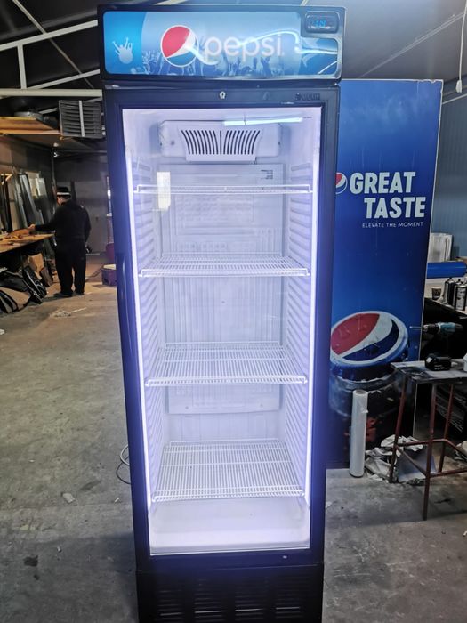 Vitrina frigorifica verticala pentru bauturi și racoritoare