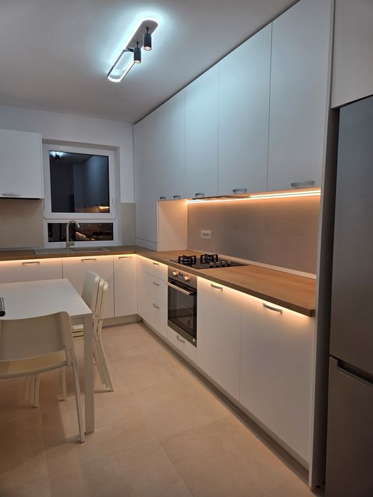 Inchiriez apartament cu 3 camere