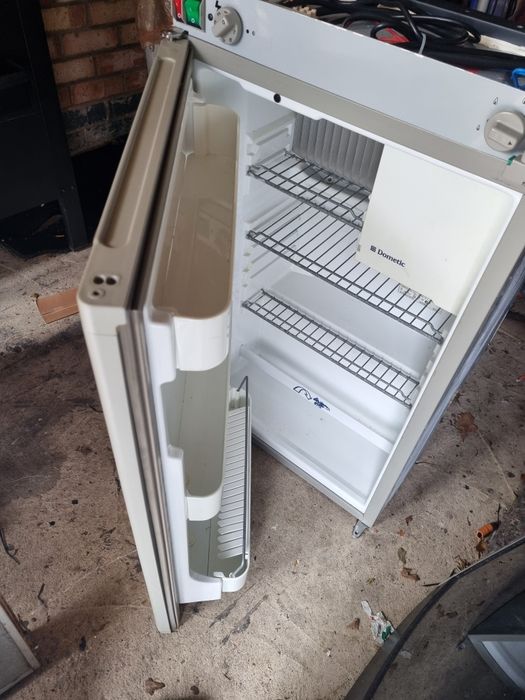 Frigider și congelator 220v,12v și gaz