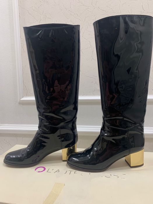 Женские лаковые сапоги