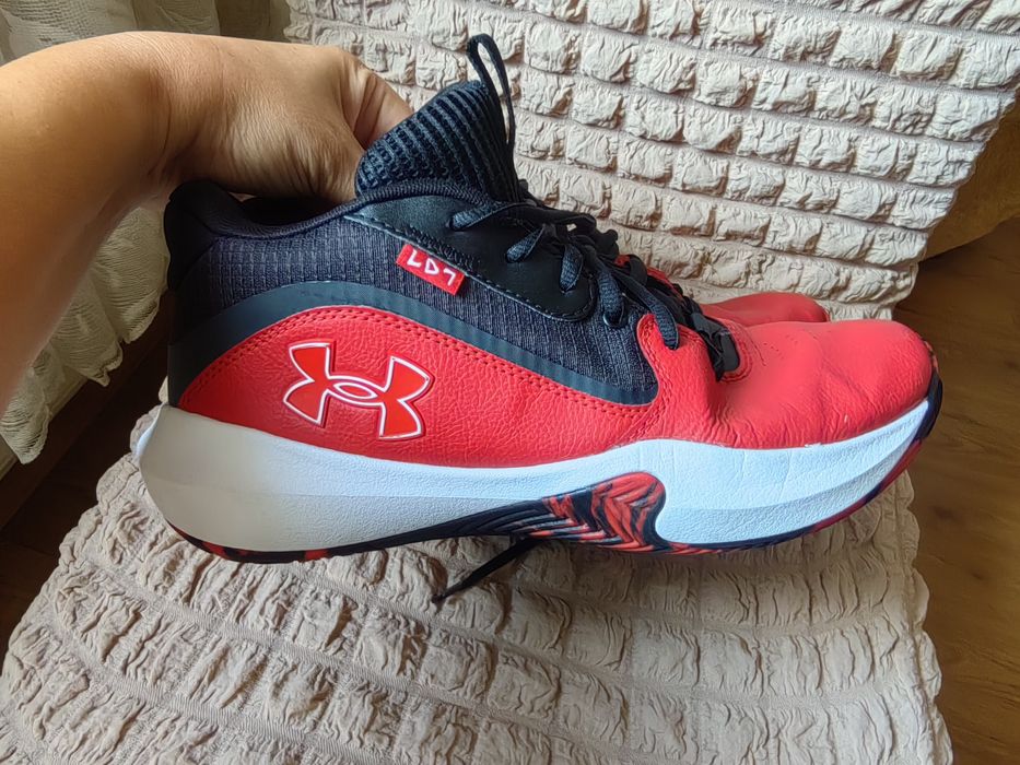 Оригинални Баскетболни Under Armour Като Нови 41 Номер