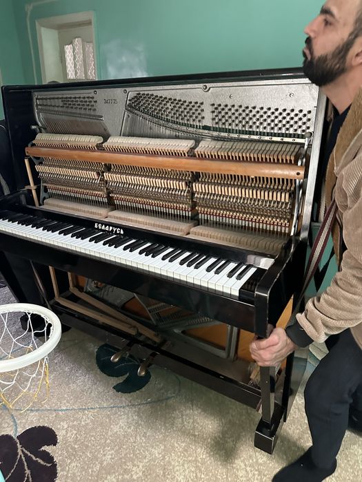 Достака мебели и пианино