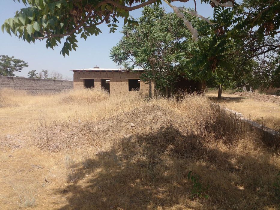 6 sotix dacha sotiladi.