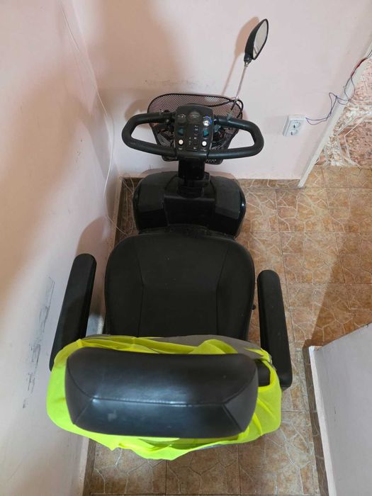 Инвалиден четириколесен електрически скутер