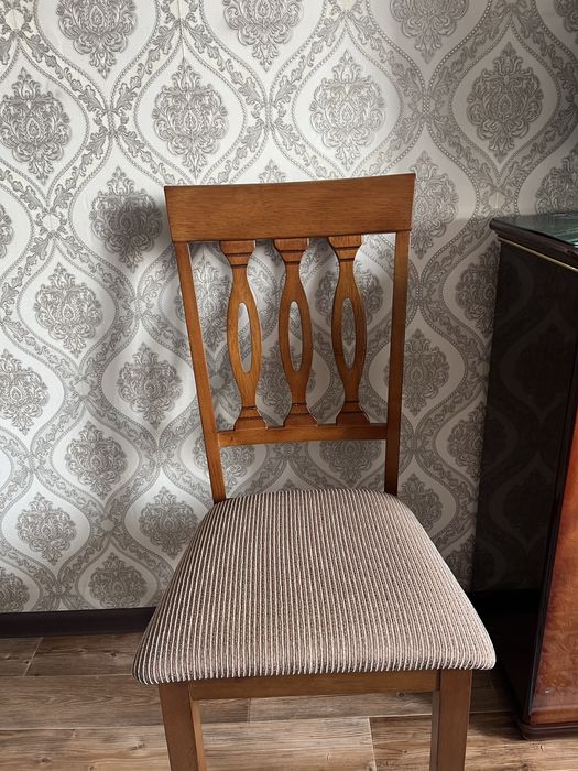 Продам 8 стула в очень хорошем состоянии