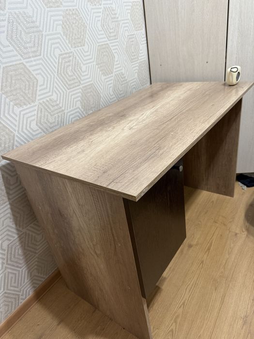 Продаются два стола