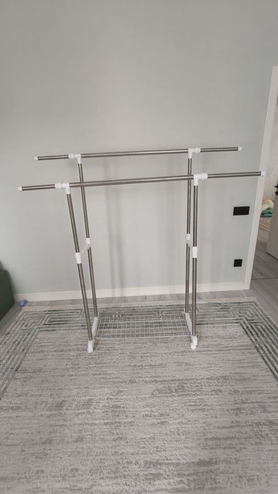 Вешалка почти новая