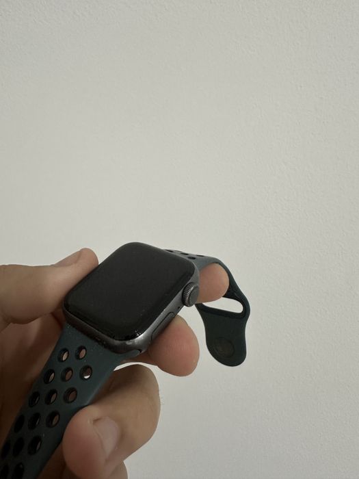 Vând appel watch seria 4 pentru piese