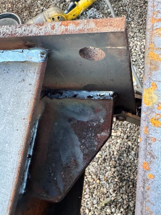 Vand și construiesc o gama larga de hale sau structuri metalice noi ne