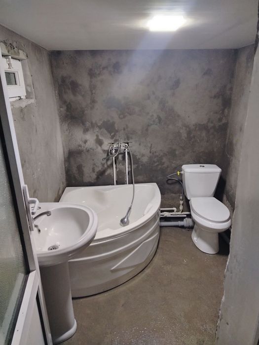 В общем дворе 2 комнаты кухня