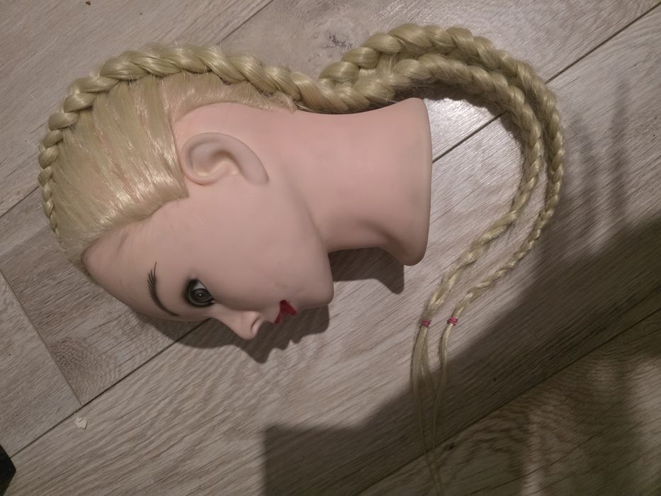 Тренировъчна глава за прически