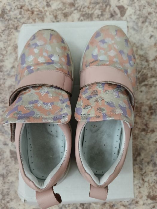 Продам кроссы на девочку