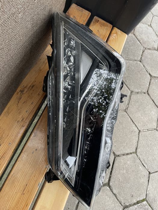 Оригинален ляв фар за Seat Ateca 2016-2020 в добро състояние