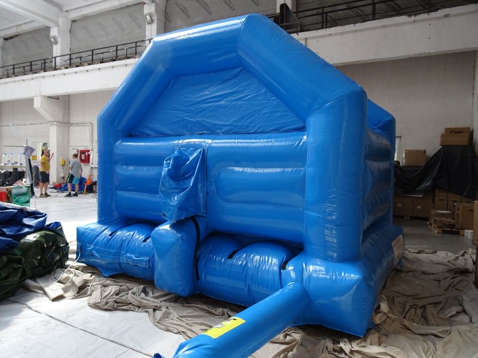 Castel gonflabil cu lumini disco şi sistem audio prin bluetooth