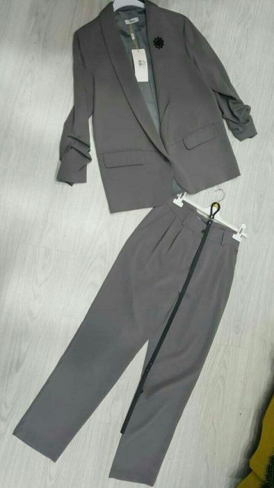 Брючный костюм на весну