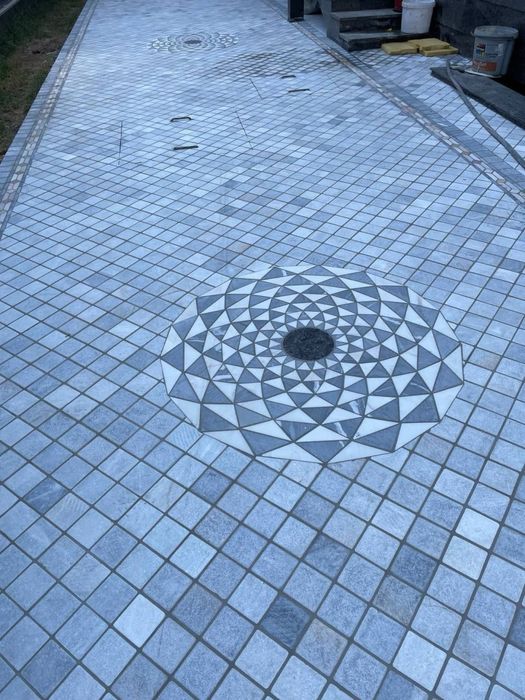 Мозаичные плиты из натурального камня( брусчатка)