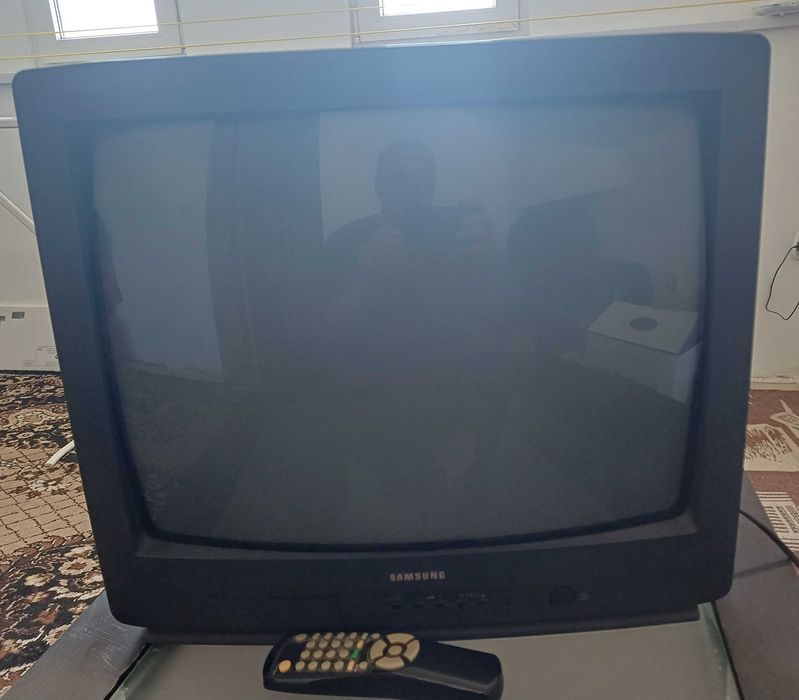 Vind televizor Samsung cu tub.