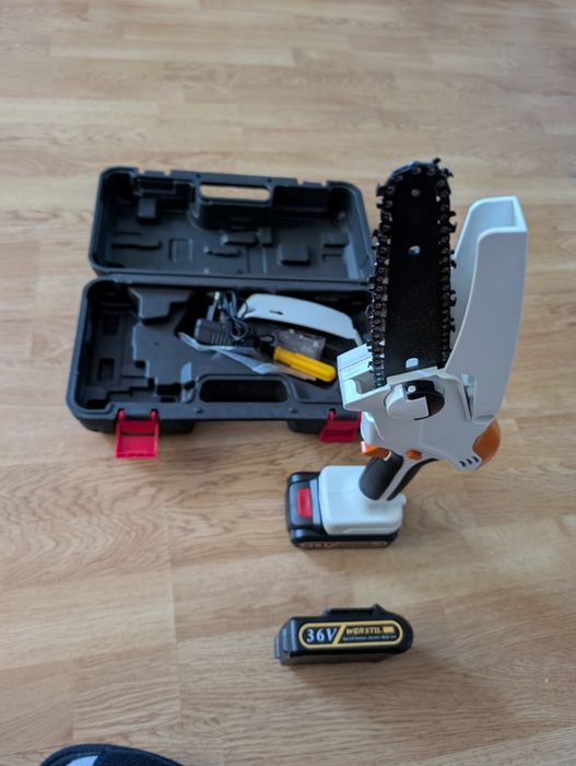 Fierăstrău mini pe acumulator