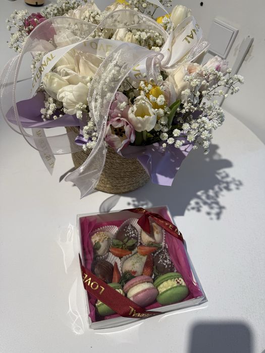 Клубника в шоколаде + макаронсы