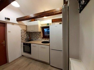Garsoniera cocheta si spatiu depozitare - de inchiriat Piata Victoriei