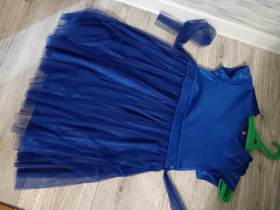 продам платья для девочки