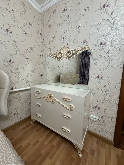 Спальная кровать с мебелью б/у