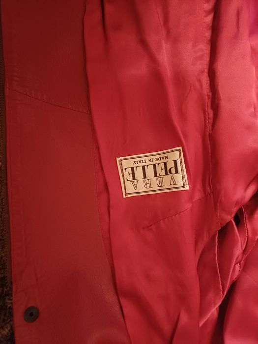 Sacou de piele culoare roșie in stare foarte bună.