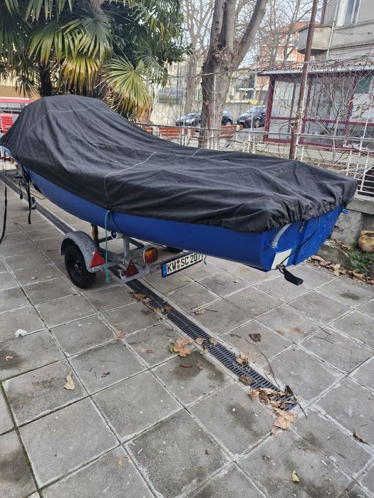 Лодка с колесар за разходка и риболов
