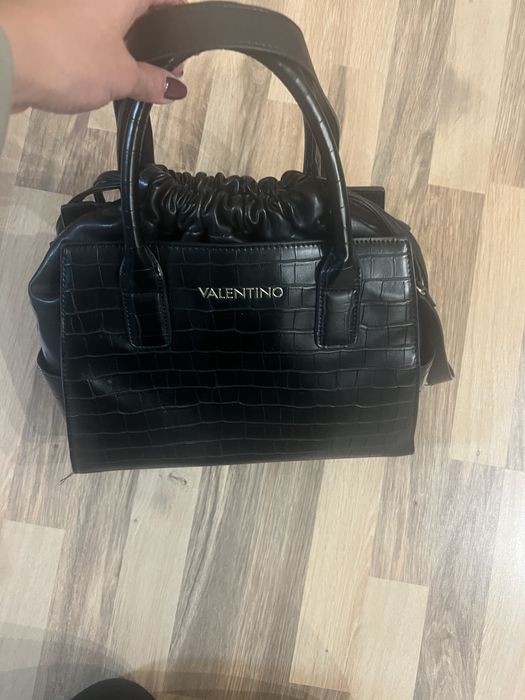 Чанта на марката Valentino