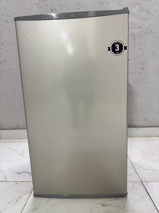 Хододильник серого цвета новый