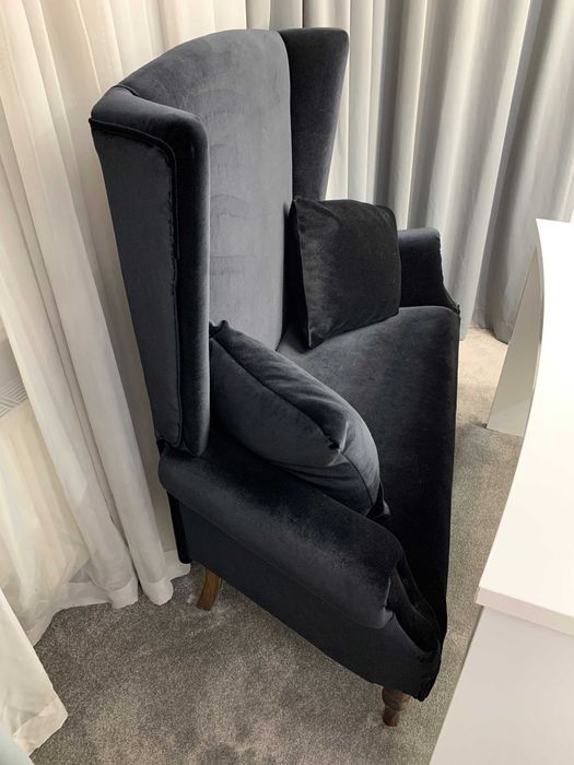 Pachet mobilier deosebit:Masă antică,Cadă retro,FotoliuWingback,Birou