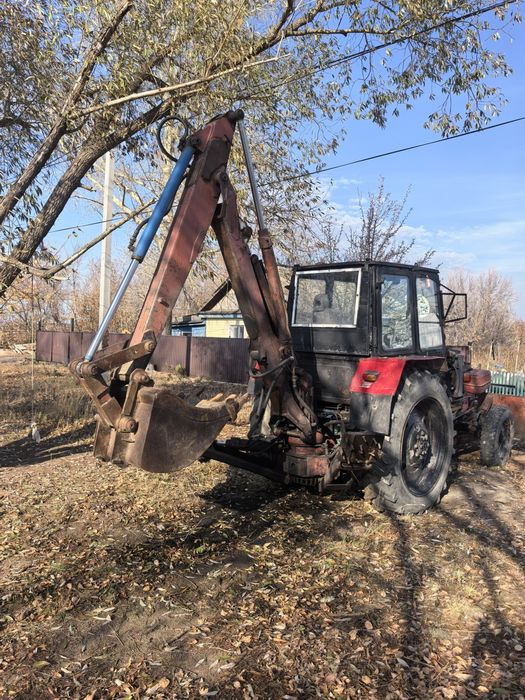 Трактор ЮМЗ экскаватора