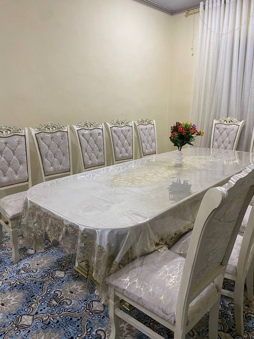 12 kishilik yangi stol stul komplekt srochna sotiladi. Narxi 5 mln