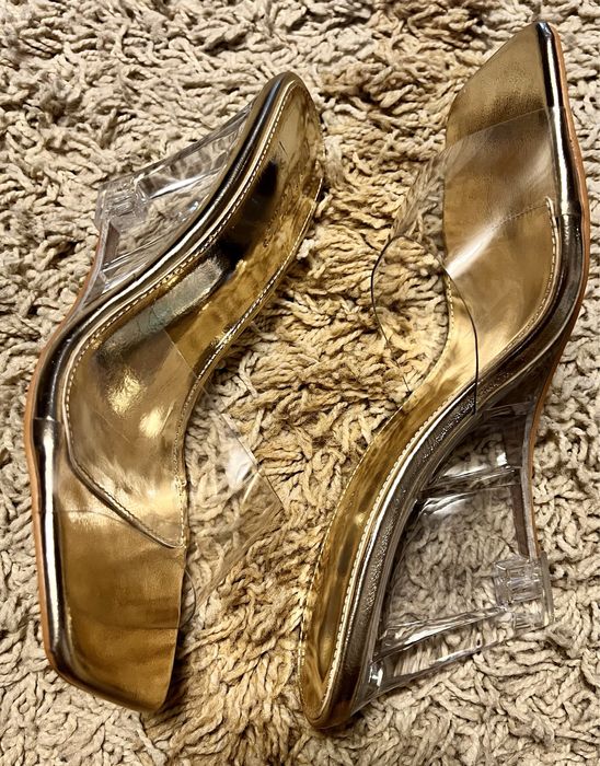 Papuci noi cu talpa transparenta