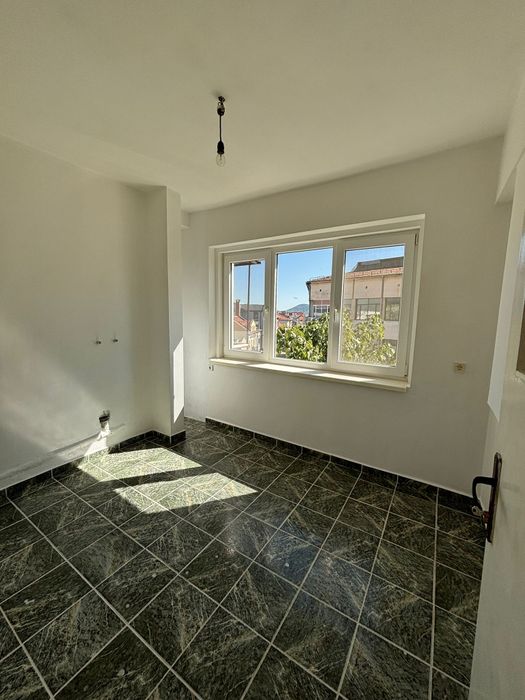 Дава се под наем Двустаен апартамент в Враца, Кемера - Художник - 29 кв.м за 255 € - Снимка #1