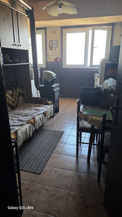 Тристаен в блок Зора