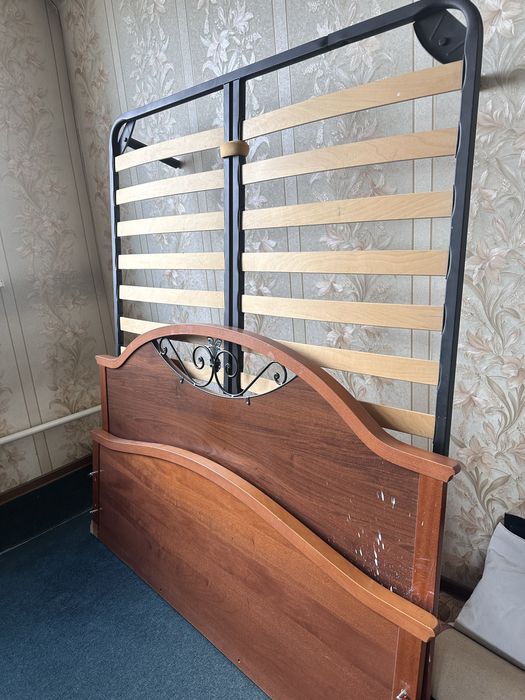 Продам кровать из натурального дерева