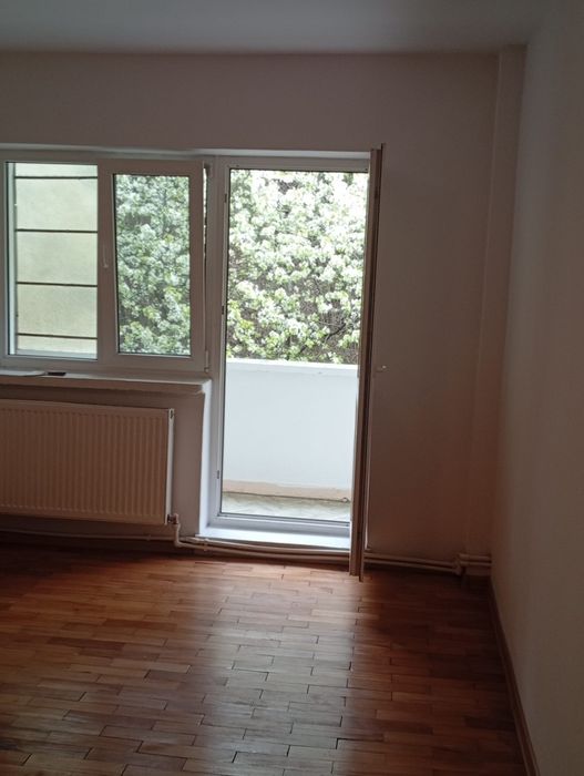 Vând apartament trei camere etaj 2,zonă rezidențială  Piatra Neamț