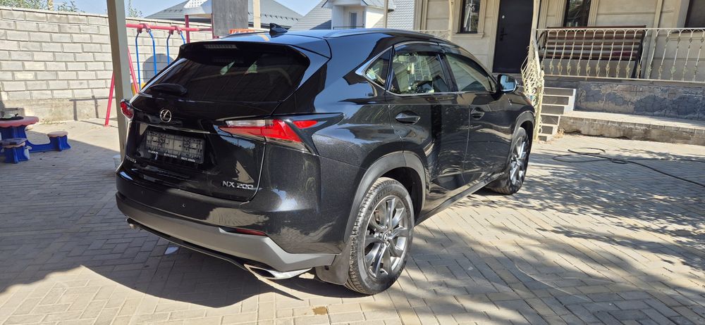 Автомобиль Lexus NX200