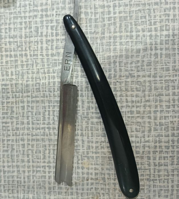 Опасная бритва .