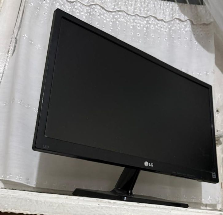 Монитор LG в хорошем состоянии