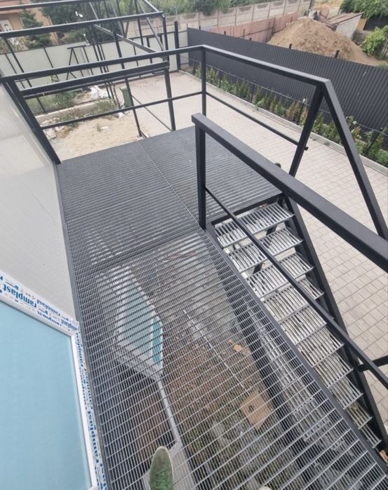 Scări metalice zincate
