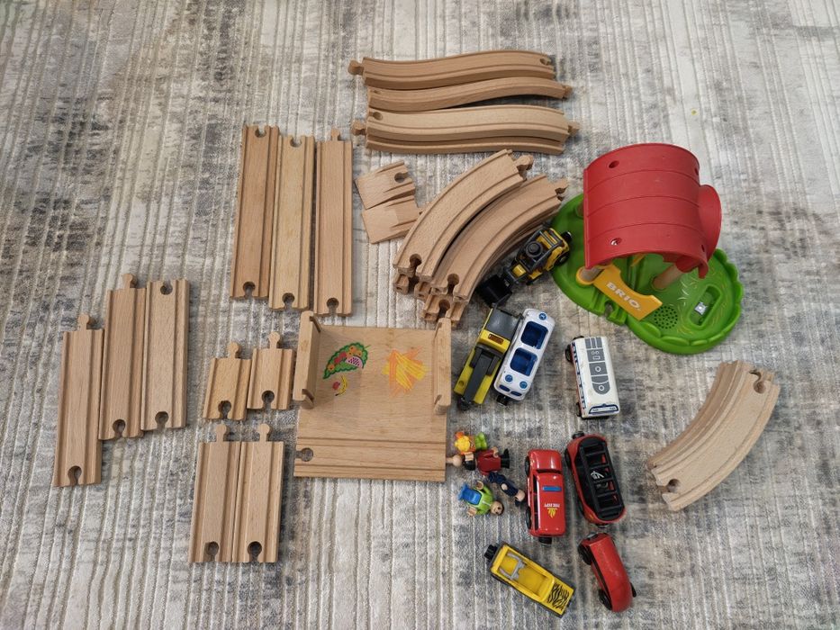 Дървено релси и влакче Brio и Playtive