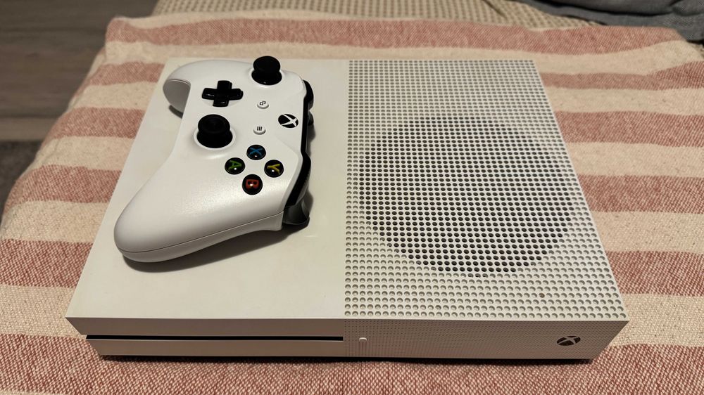 Xbox One S 1TB + Controller